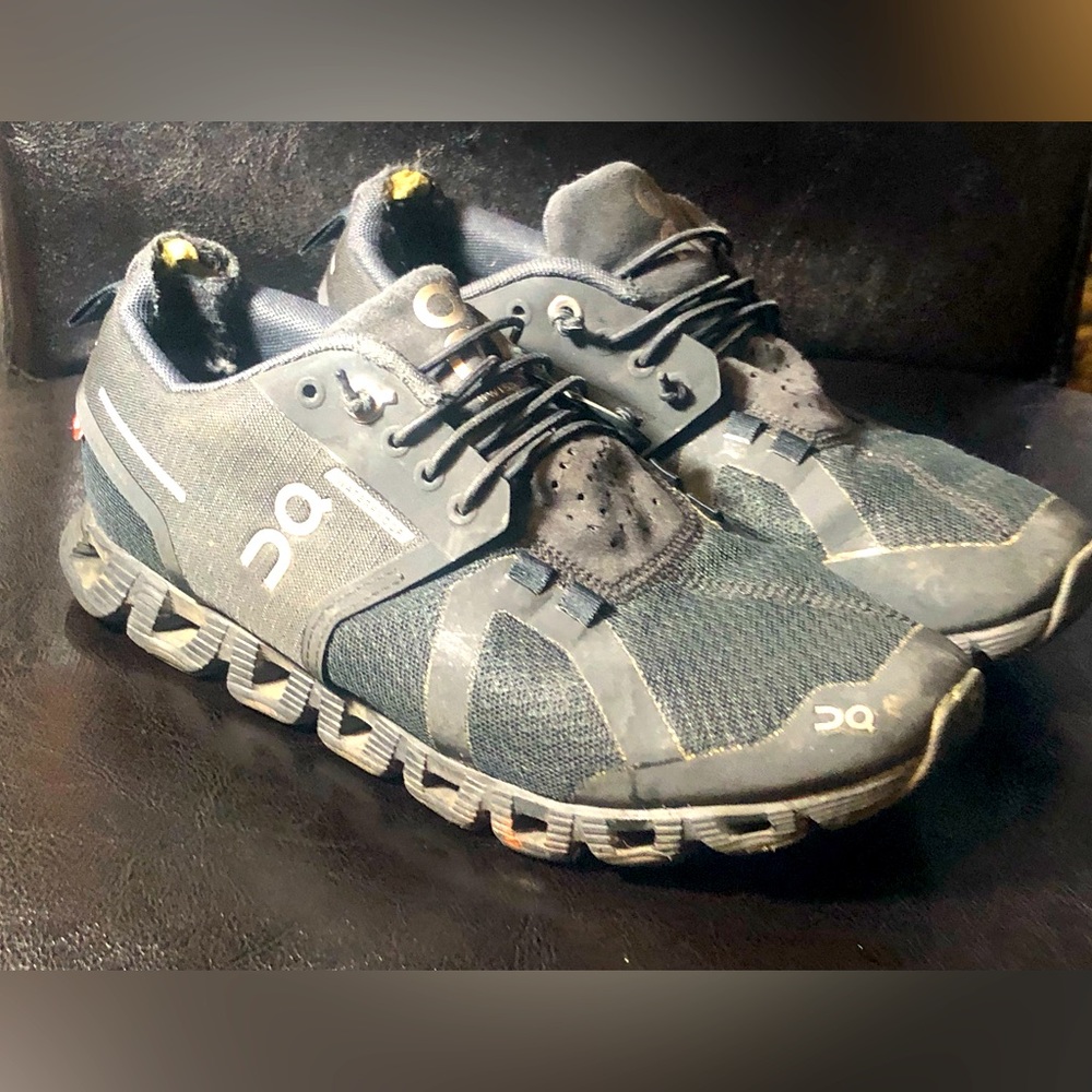 On Cloud QC Womens Black Gray Running Swiss Engineering Sneakers Size 5.5
